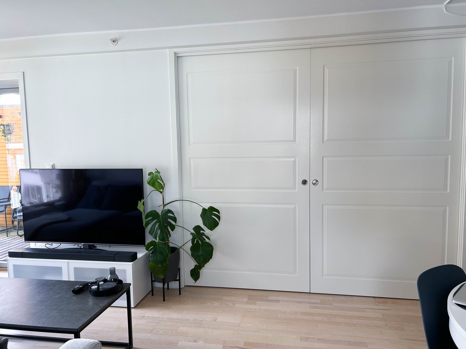 Skyvedører fra stuen og inn til soverom 2 som kan brukes som kontor eller soverom. Galleribilde