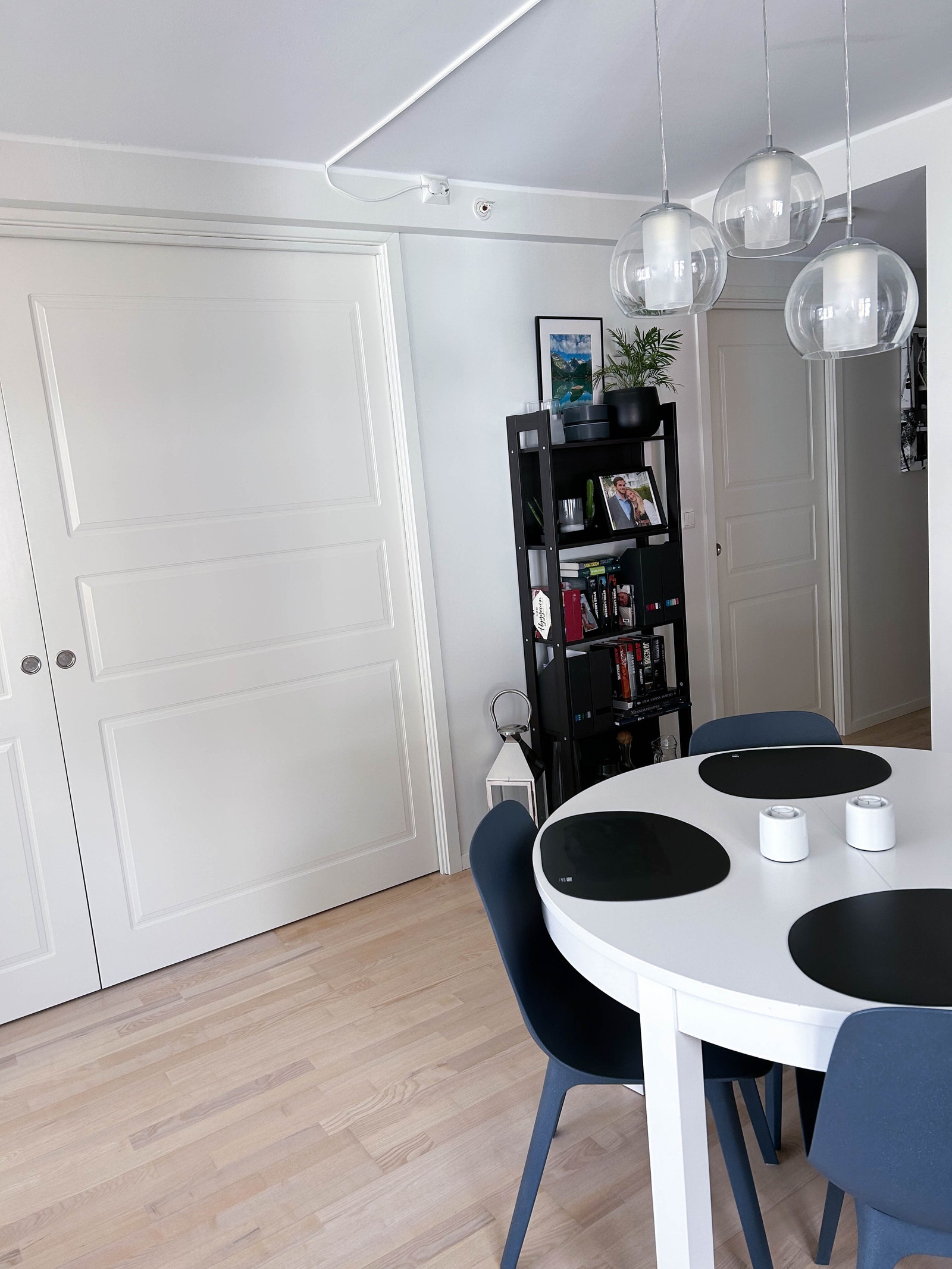 Spisebord og stoler følger med. Galleribilde