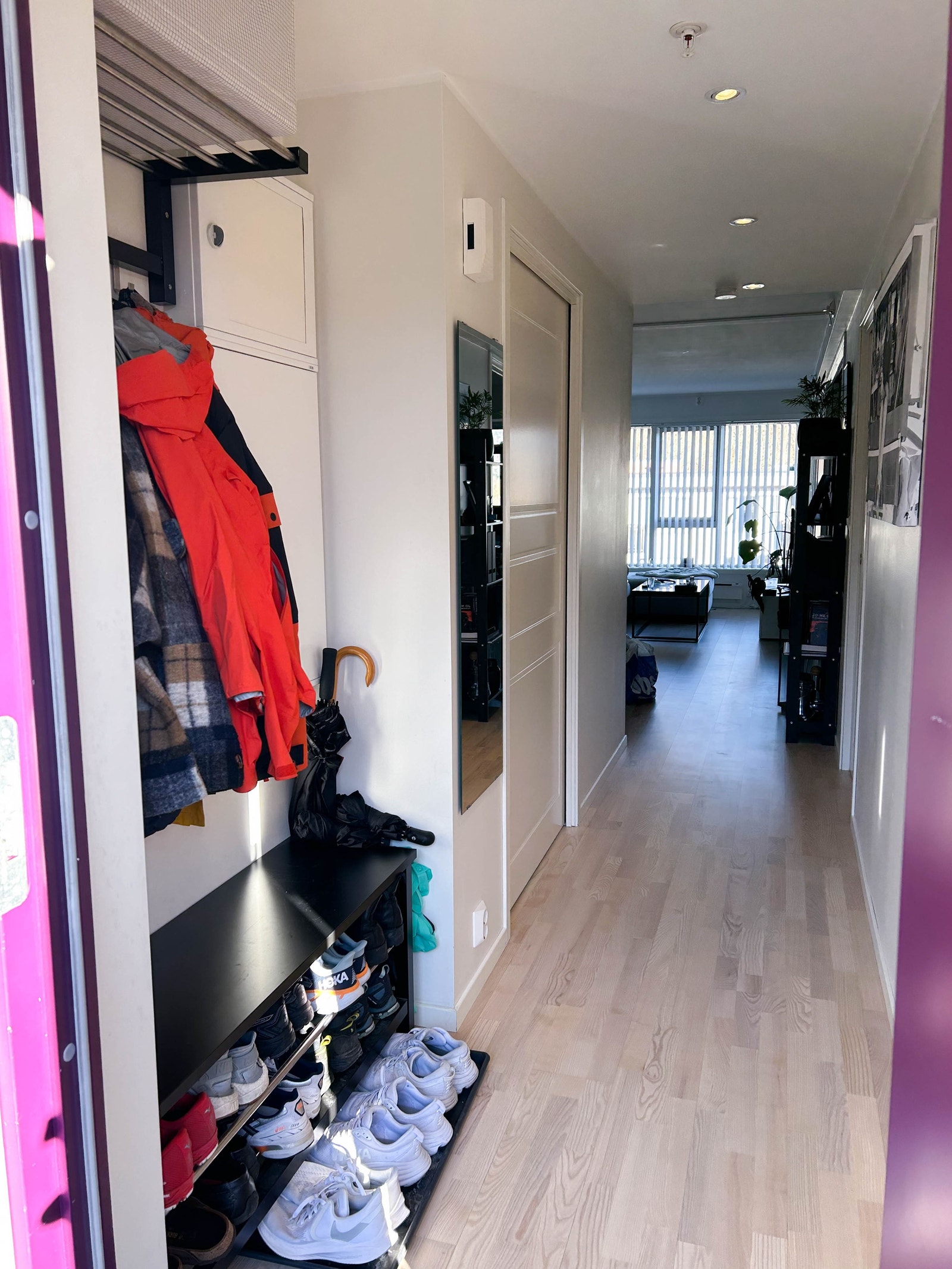 Gang med bad til venstre og soverom til høyre Galleribilde