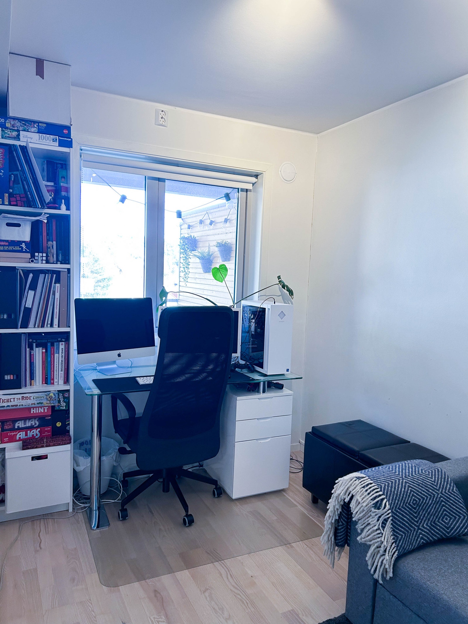 Kontorstol følger ikke med, men det gjør pult. Galleribilde