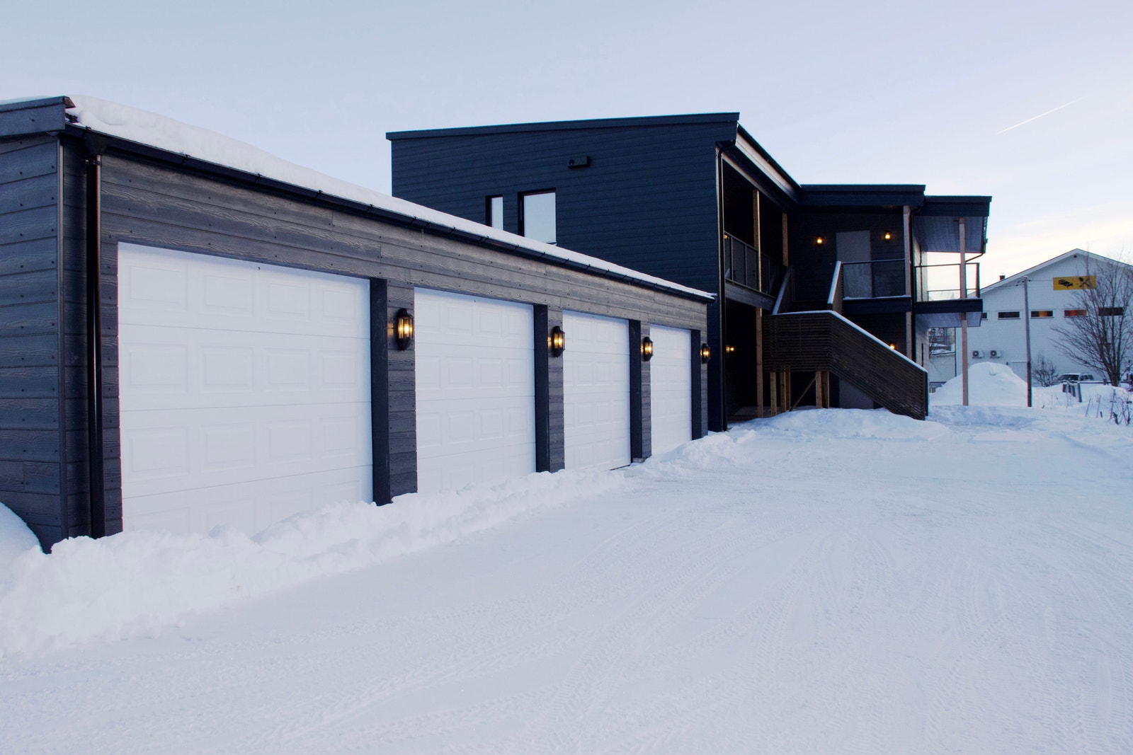 Foto av inngangssiden med tilhørende garasjer med boder Galleribilde