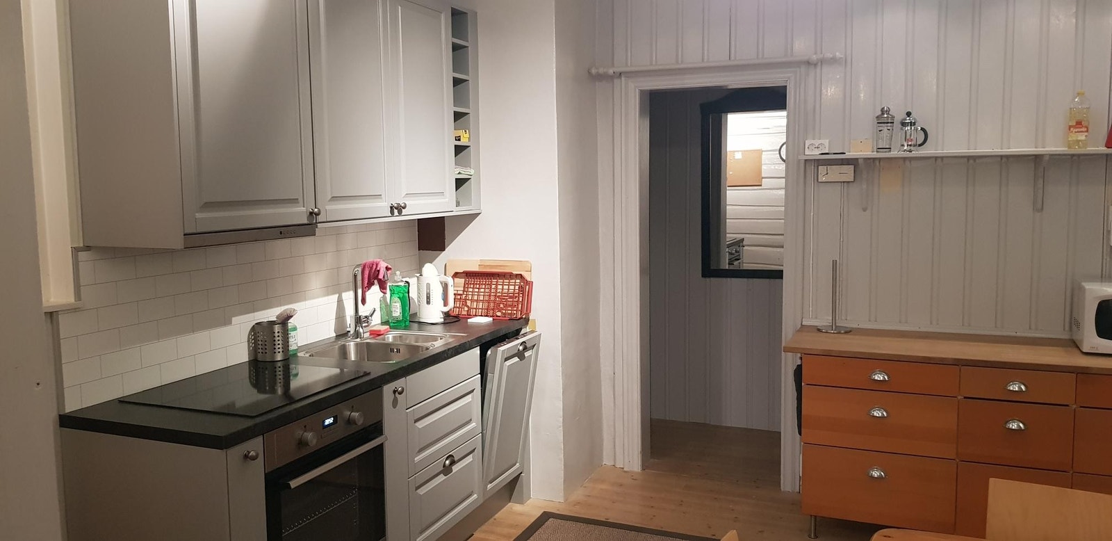 Renovert kjøkken med oppvaskmaskin. Galleribilde