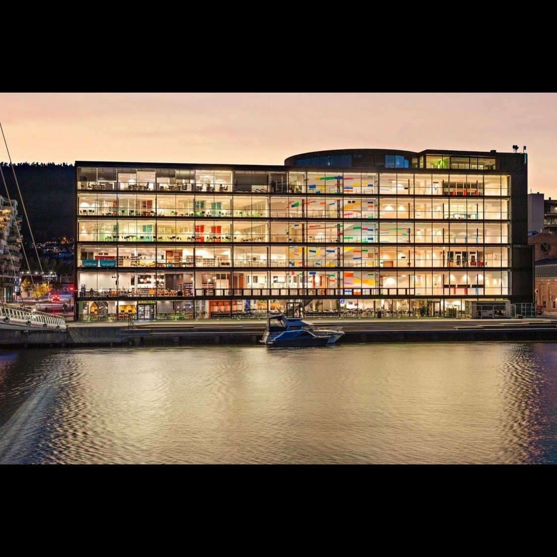 kort vei til Drammensbiblioteket og Universitetet i Sør-Øst Norge (10min) Galleribilde