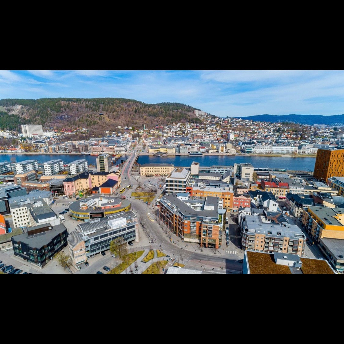 Leiligheten ligger i et attraktivt og meget sentralt boligområde, like ved Strømsø. Nærhet til alt du trenger tog, butikker, en rekke spisesteder, museumspark, høyskole og uteliv. Galleribilde