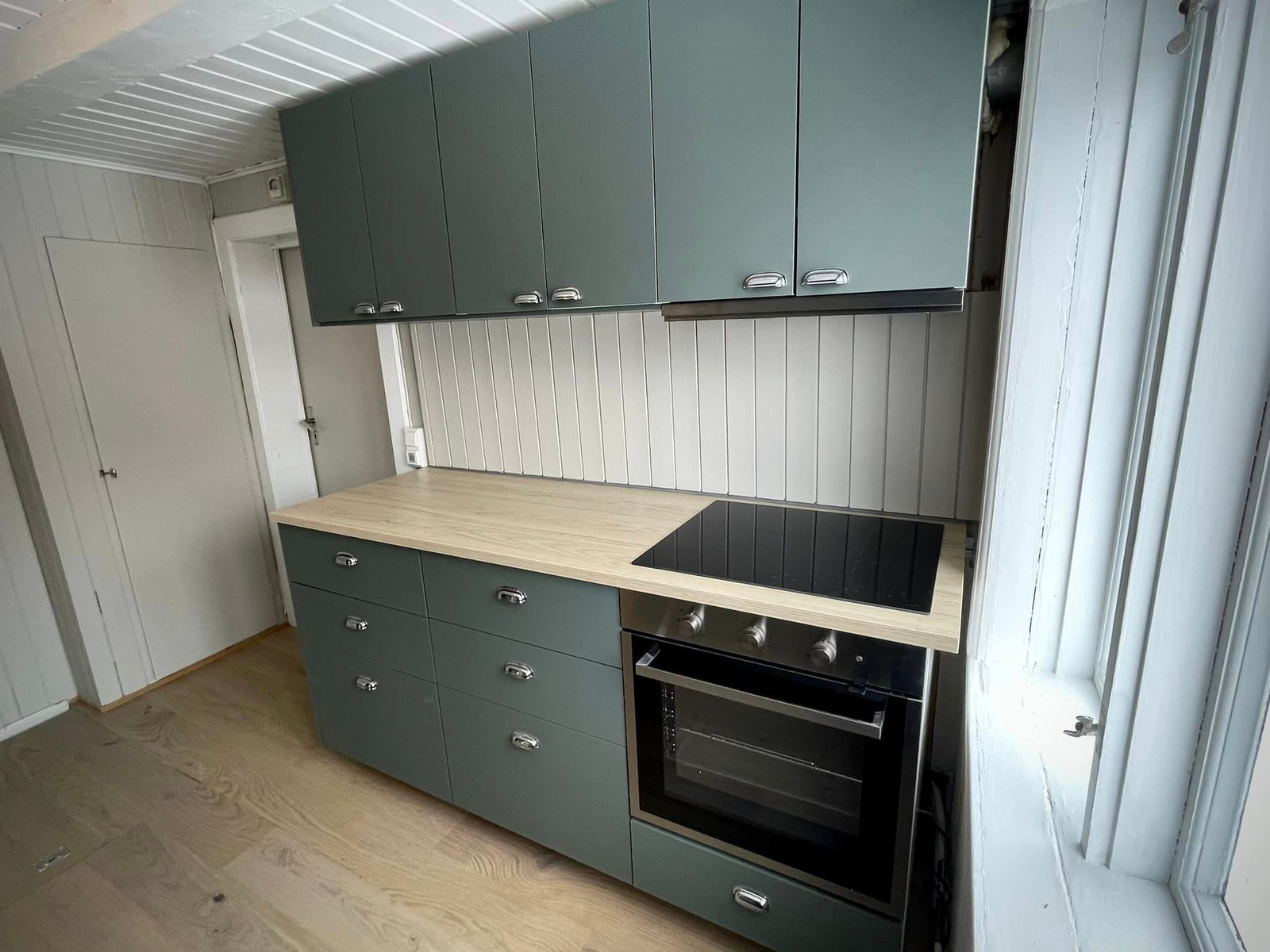 Komfyr med platetopp og avrekk Galleribilde