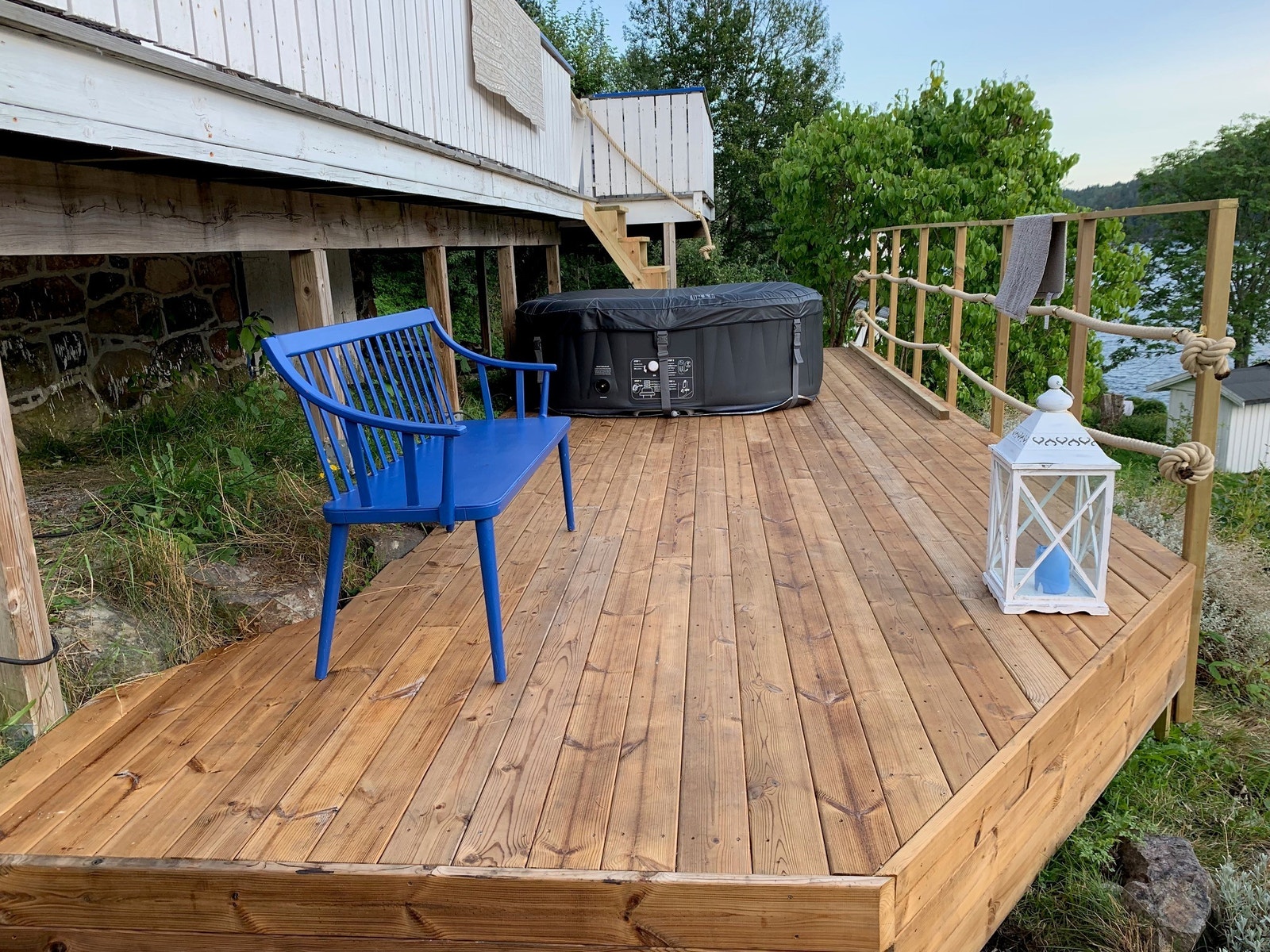 Platting med boblebad nedenfor terrassen Galleribilde