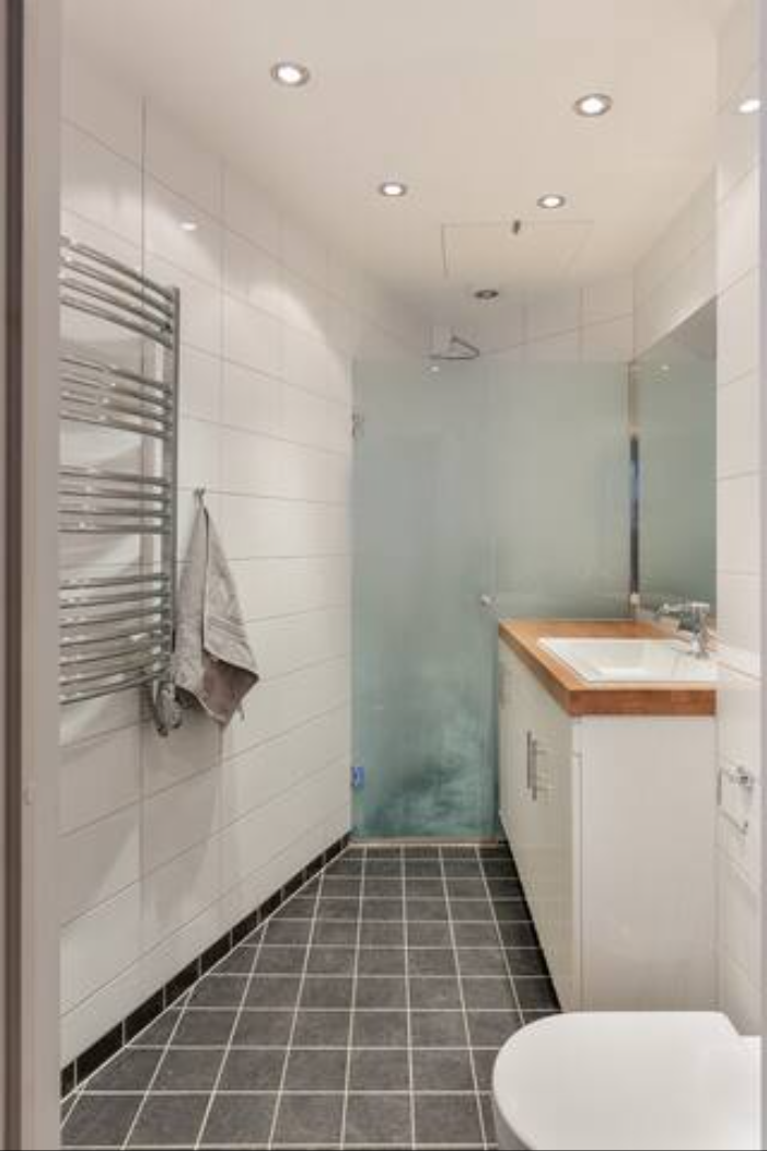 stilig bad med varmekabler i gulvet, vaskemaskin, downlights med dimmere... Galleribilde