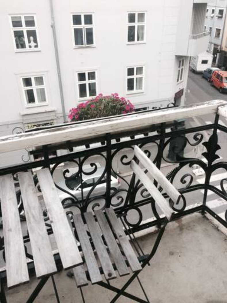 Koselig balkong med fin utsikt - sol fra morgen til ettermiddag Galleribilde