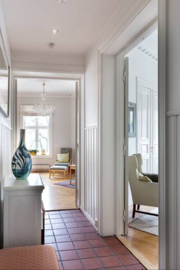 Stilig gang med fliser, downlights med dimmere Galleribilde