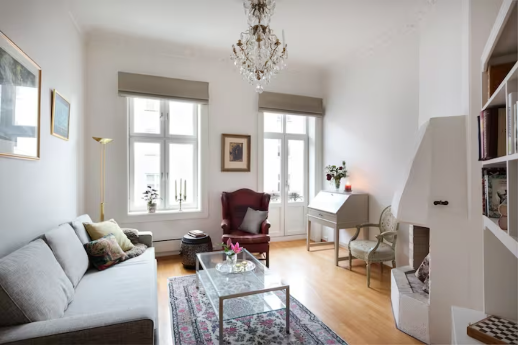 Alle rom har dagslys og lekre lysekroner i alle hovedrom. Stue nr 2 har peis og balkong men fungerer også som soverom nr 2 med stor sovesofa /dobbeltseng Galleribilde