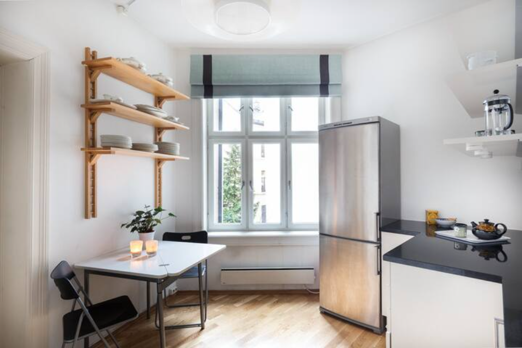 Moderne kjøkken med mikrobølgeovn i tillegg til oppvaskmaskin, komfyr, integrert kjøleskap med fryser og alt av kjøkkenutstyr Galleribilde