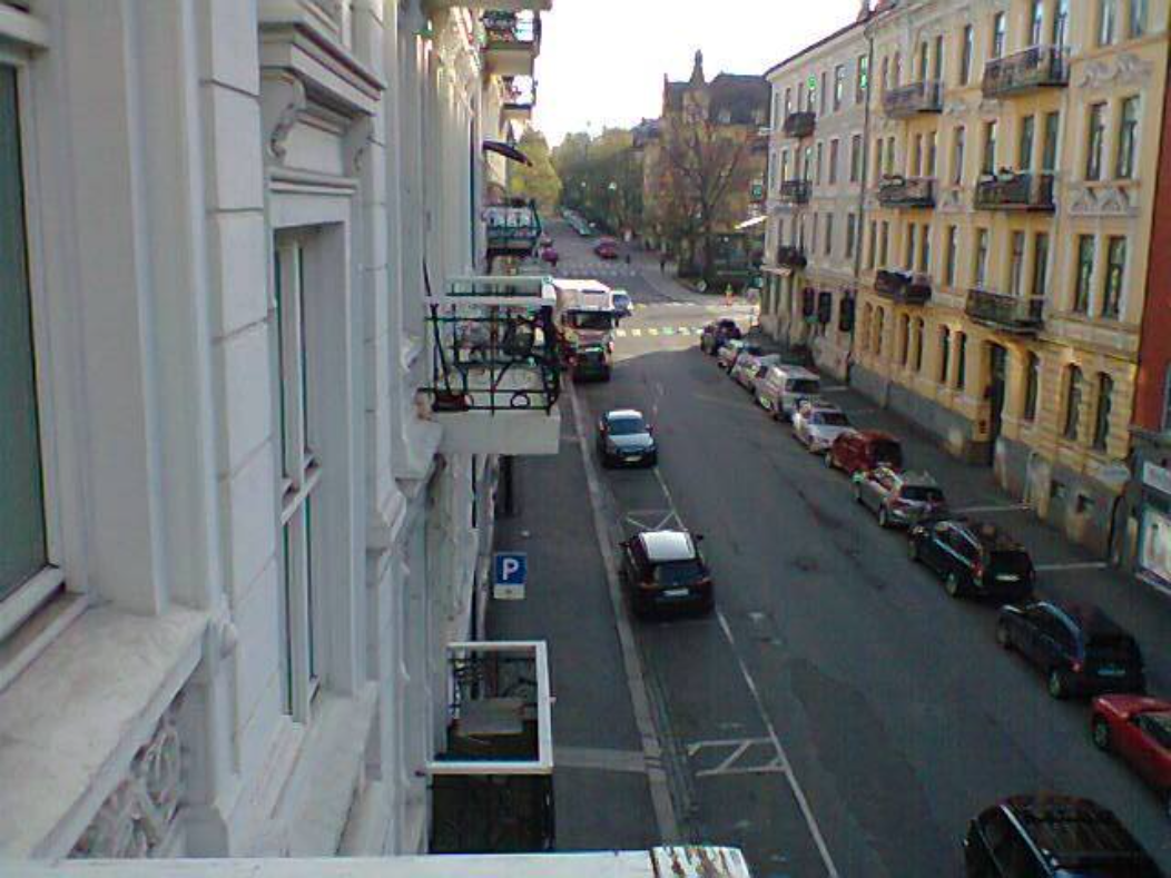 Utsikt fra balkong i stille gate med utsikt ned mot Valkyrie plass og Bogstadveien Galleribilde