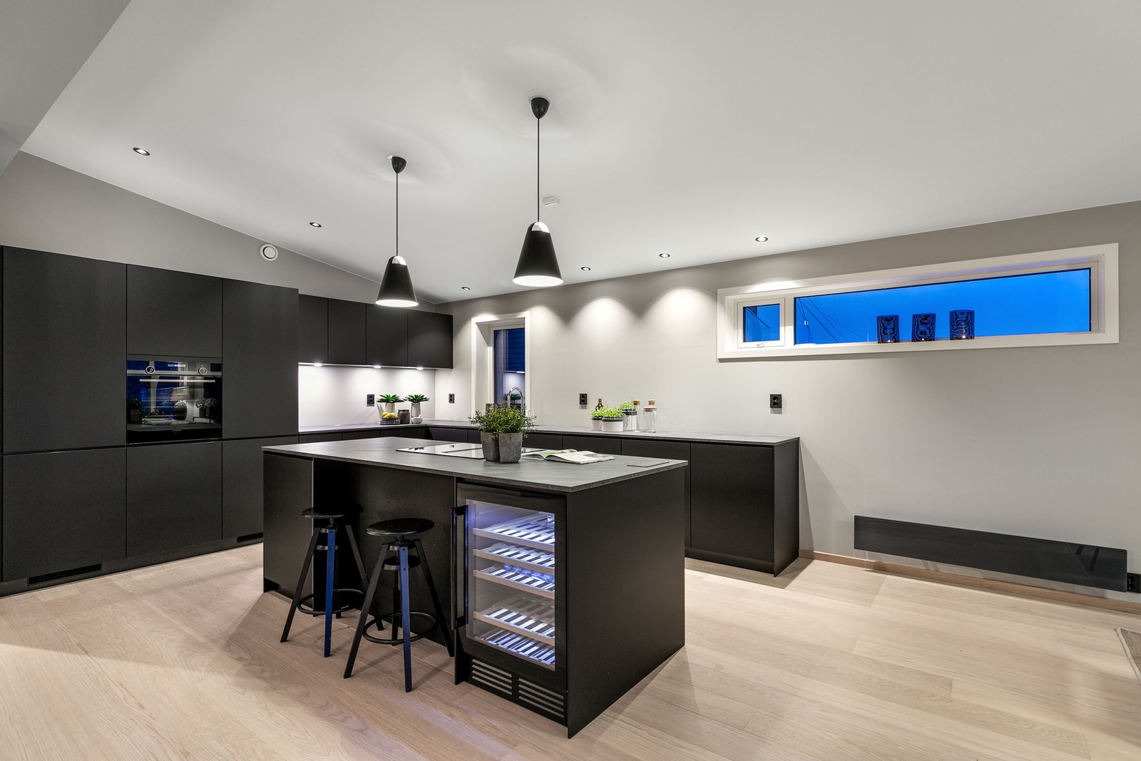 Bilde fra tidligere levert bolig. Boligene vil ha et lekkert kjøkken fra KVIK med integrerte hvitevarer. Galleribilde