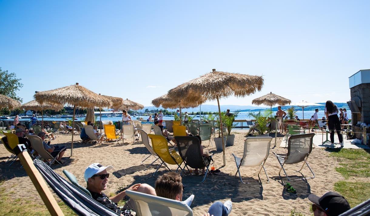 Mjøsfronten - uteservering og barområdet. Galleribilde