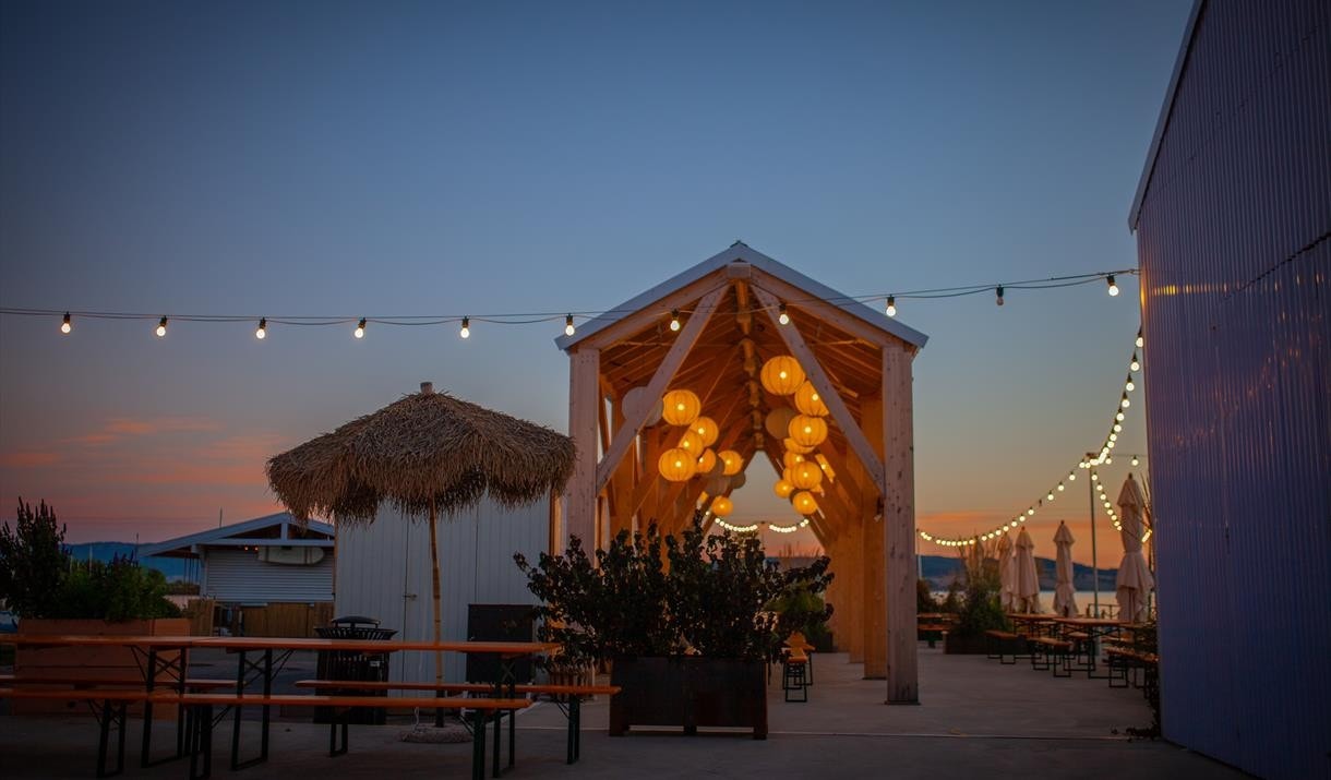 Mjøsfronten med uteservering - Hamar Galleribilde