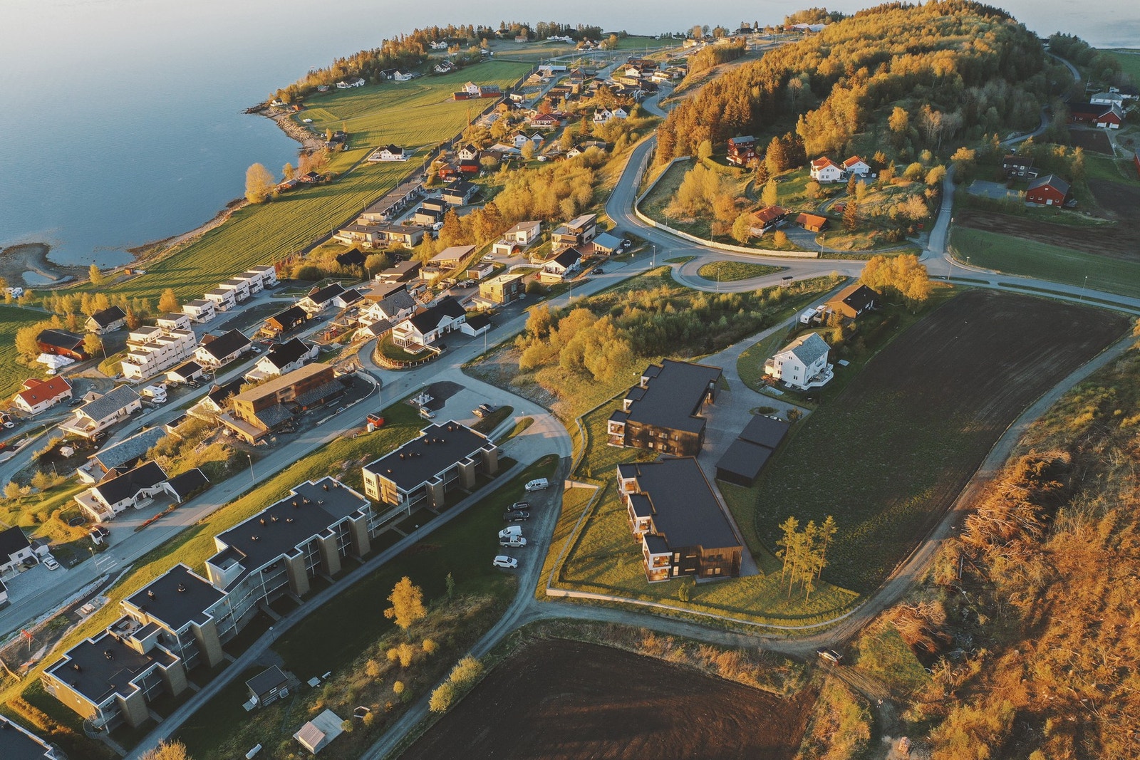 Landlig og sentral beliggenhet med fin utsikt og gode solforhold. Galleribilde