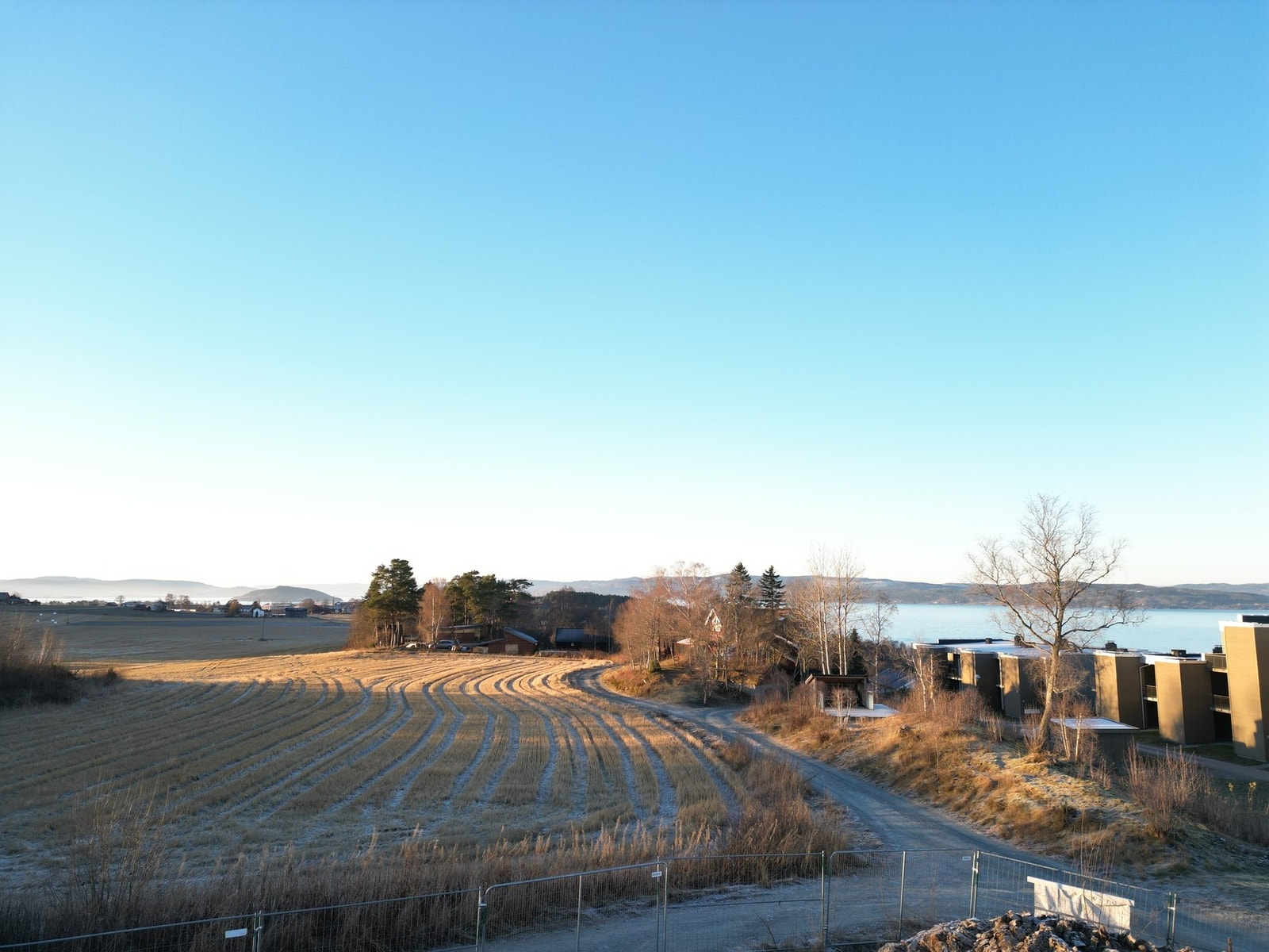 Utsikt fra leilighetene i 2. etasje. Her vil du ha panoramautsikt utover Trondheimsfjorden og bygda. Galleribilde