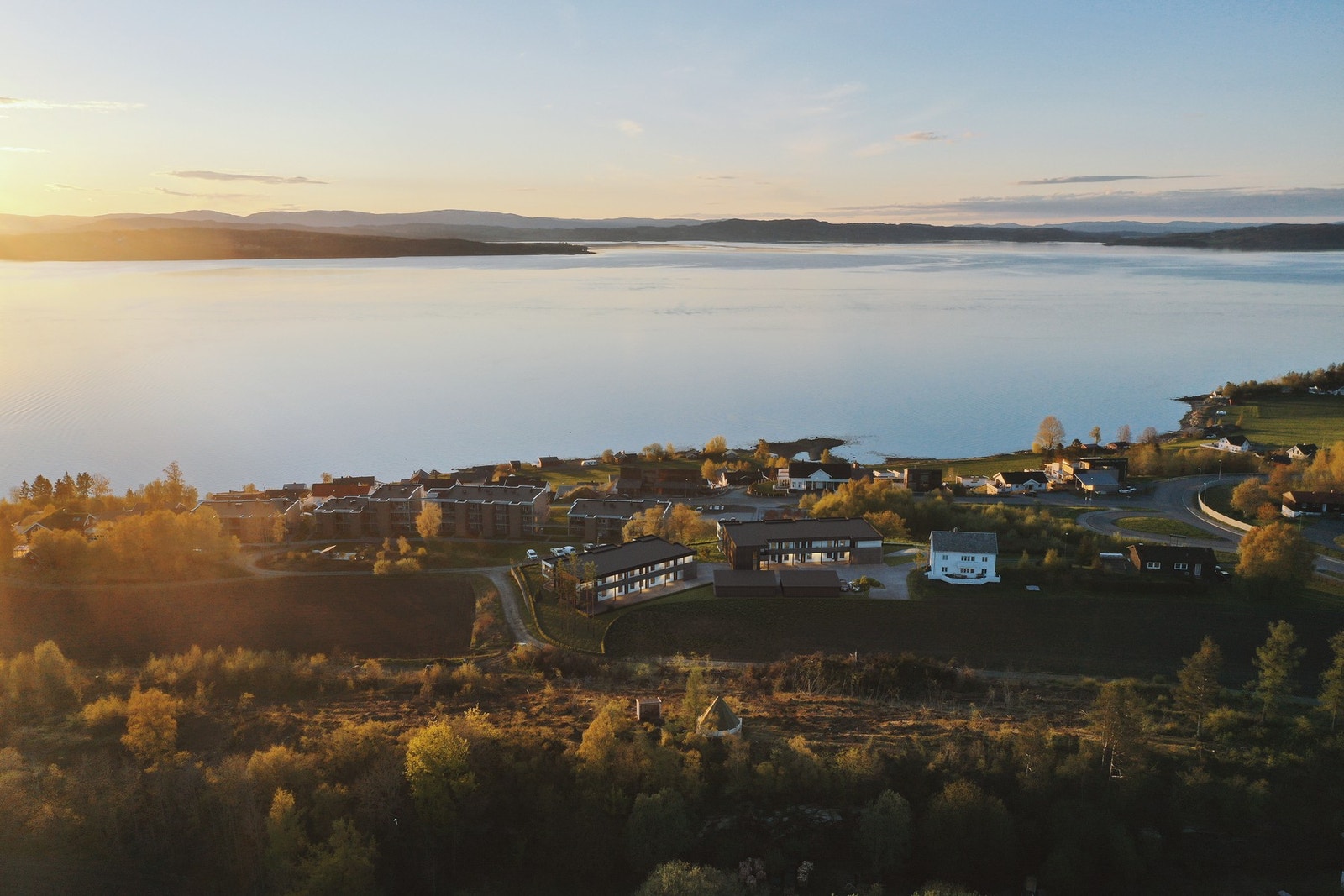 Ditt nye hjem? Parker bilen i carporten og ta heisen (løfteplattform) fra bakkeplan. Her er det tilrettelagt for en enklere hverdag. Galleribilde