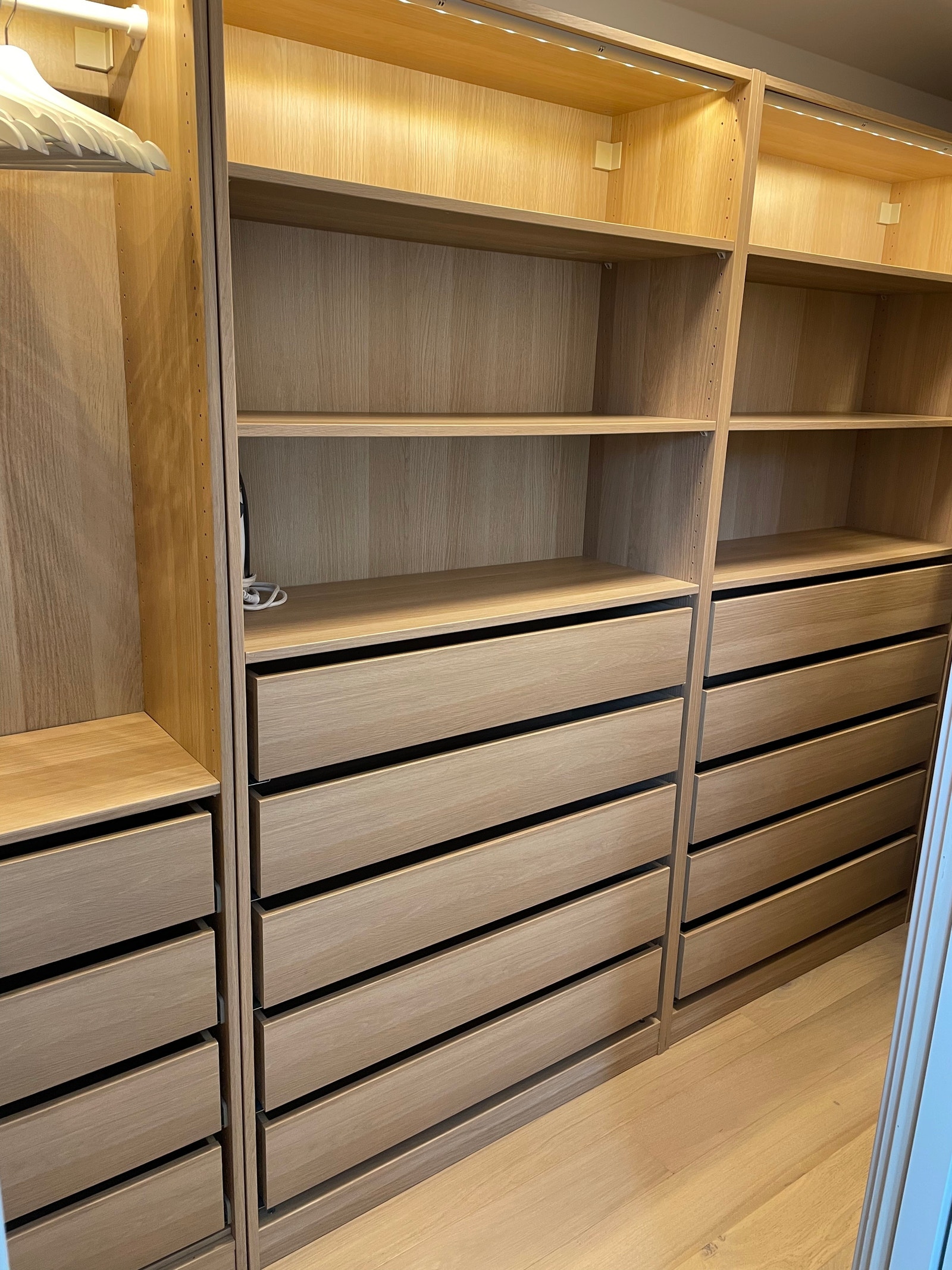 Walk in closet på hovedsoverommet. Delvis tilgjengelig for oppbevaring. Galleribilde