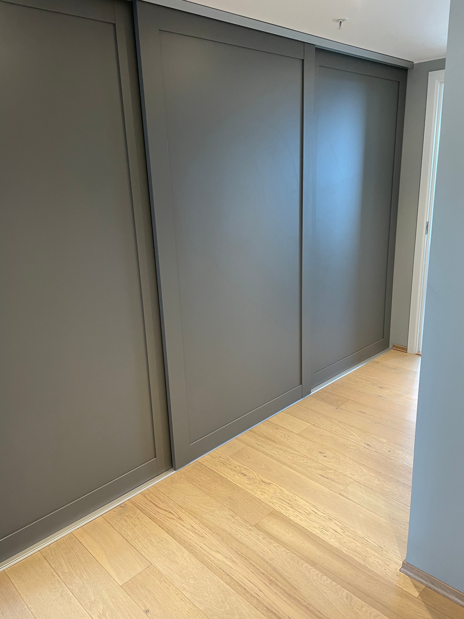 Skyvedørsgarderobe i gang med mye oppbevaringsplass. Galleribilde