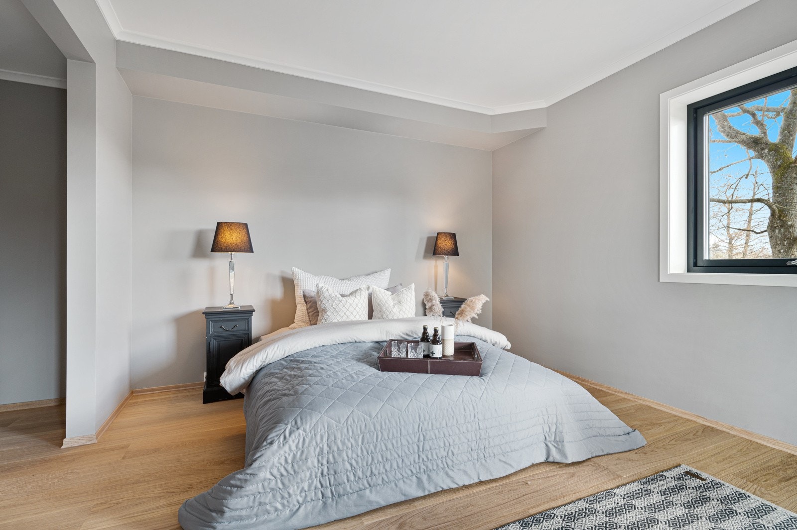 Stort hovedsoverom med svært god plass til dobbelseng og nattbord. Klærne oppbevarer du i eget walk-in-closet - perfekt for deg som liker å ha det ryddig. Galleribilde
