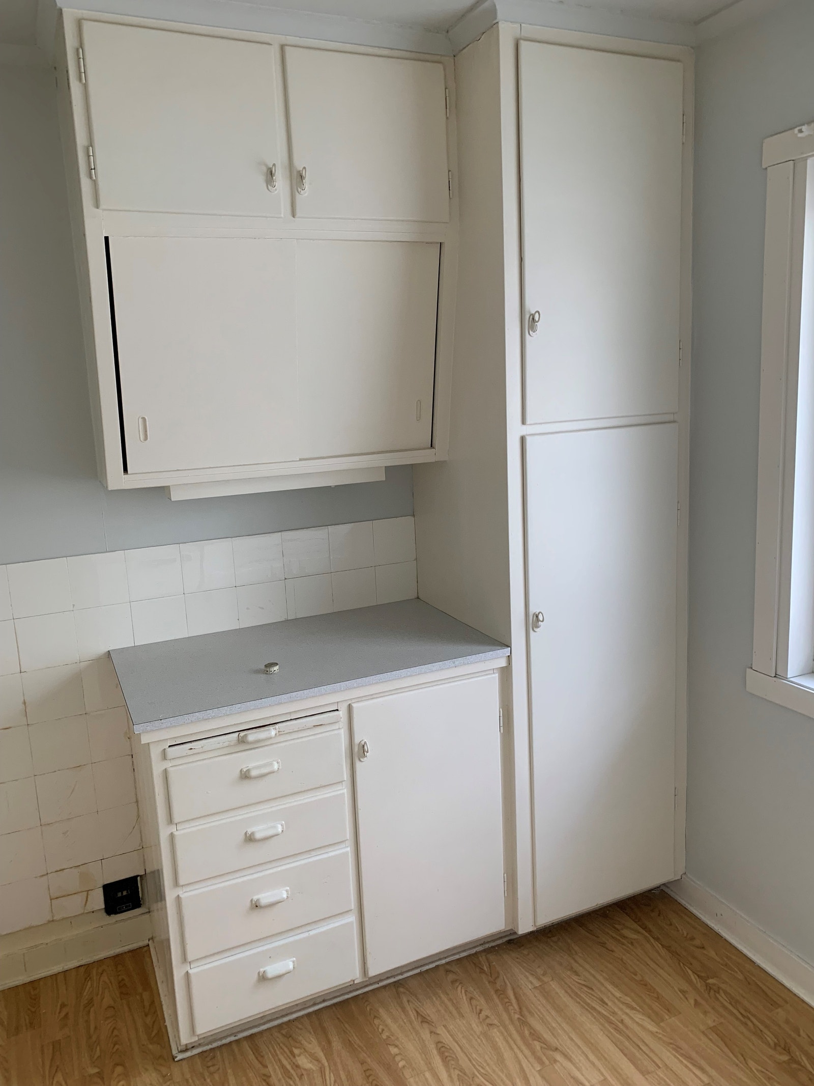 Benkplass pluss en ny komfyr som ikke er avbildet Galleribilde