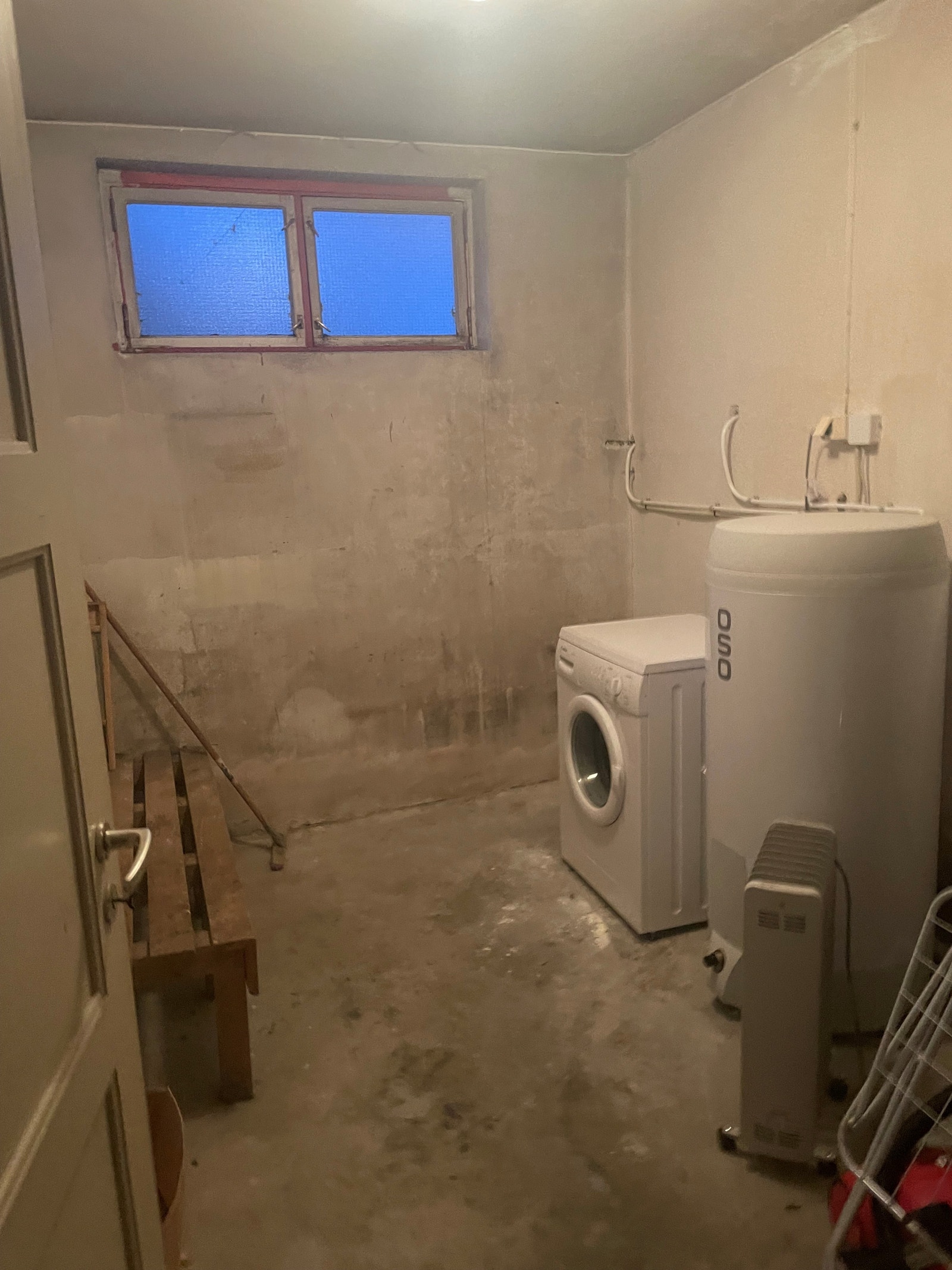 Vaskemaskin i kjelleren, hvor det er mulighet til å henge klær til tørk Galleribilde