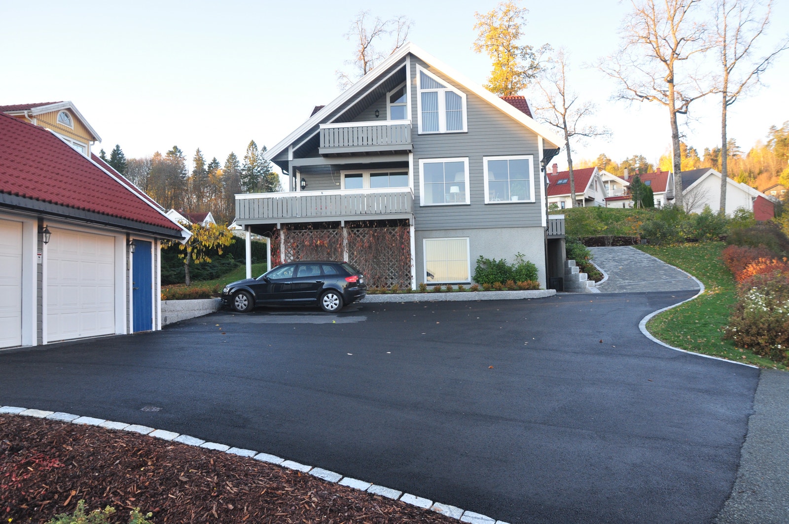 Parkering til to biler Galleribilde