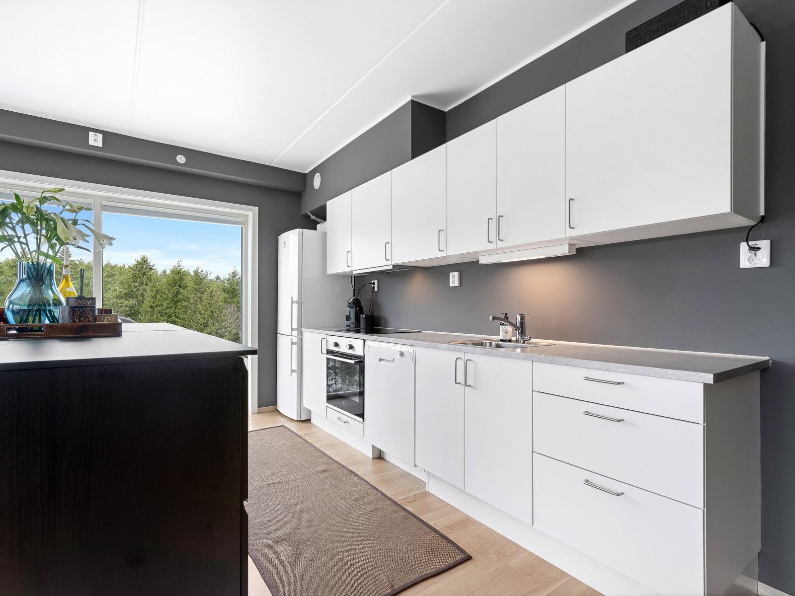 Kjøkkenet inkluderer hvitevarer Galleribilde