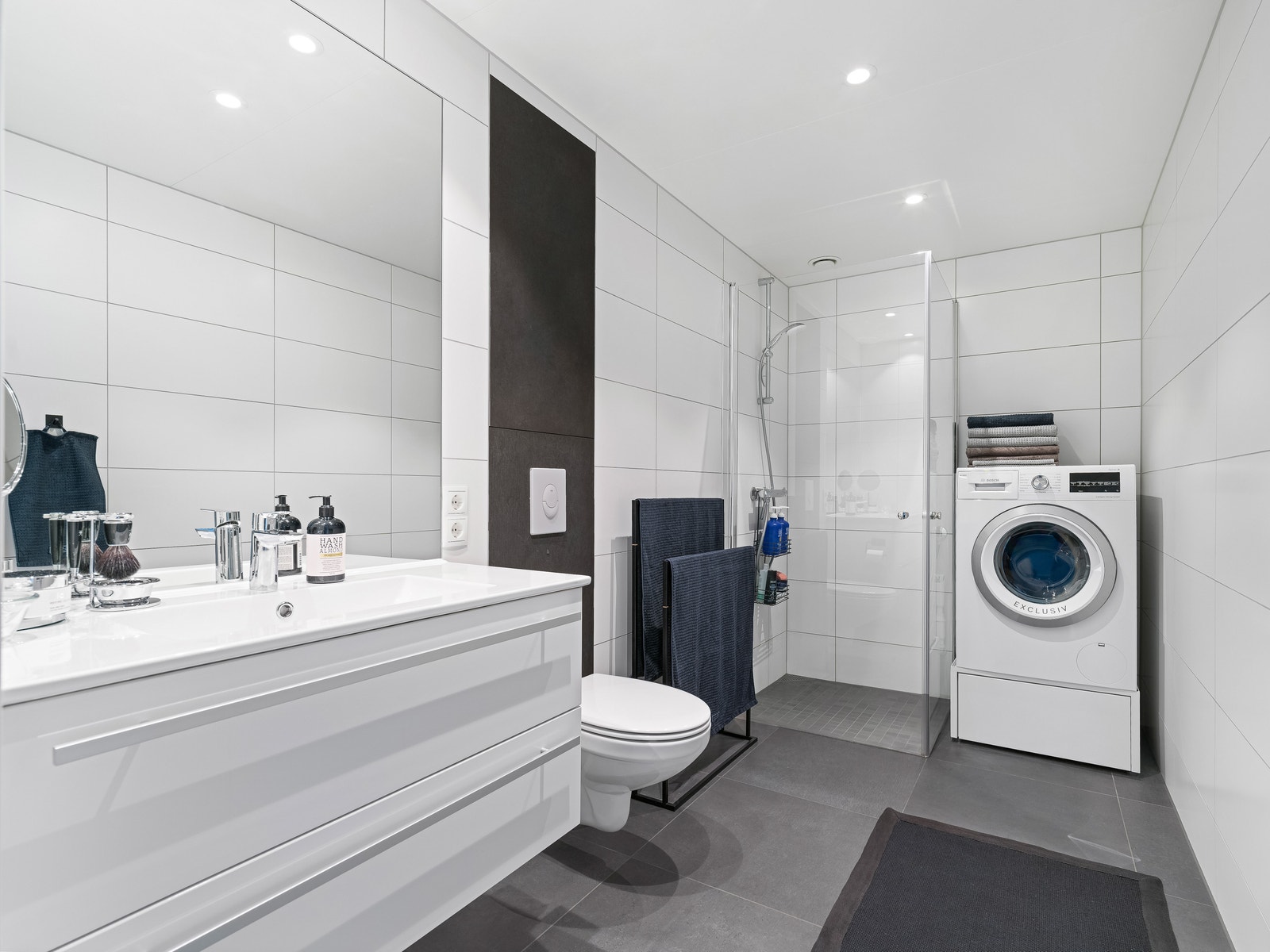 Badet er klargjort for vaskemaskin og tørketrommel. Galleribilde