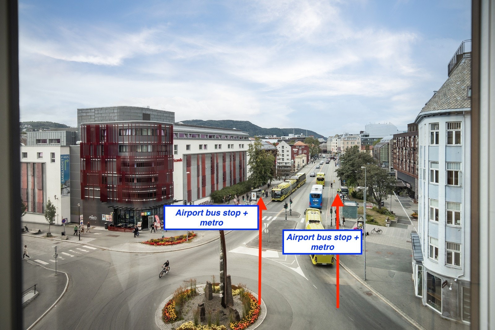 Utsikt ut til Airport bus stop + metro Galleribilde