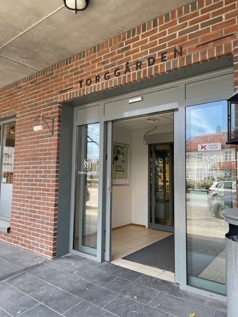 Inngang mot vei; Fila Galleribilde
