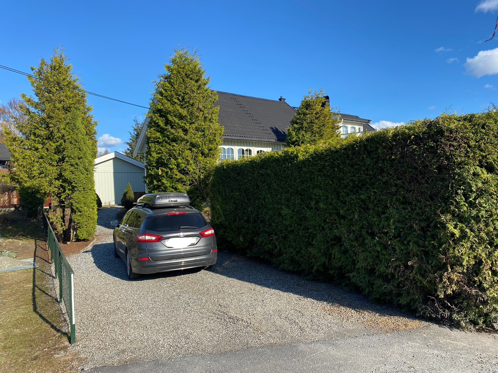 Egen gårdsplass med plass til 2 biler Galleribilde