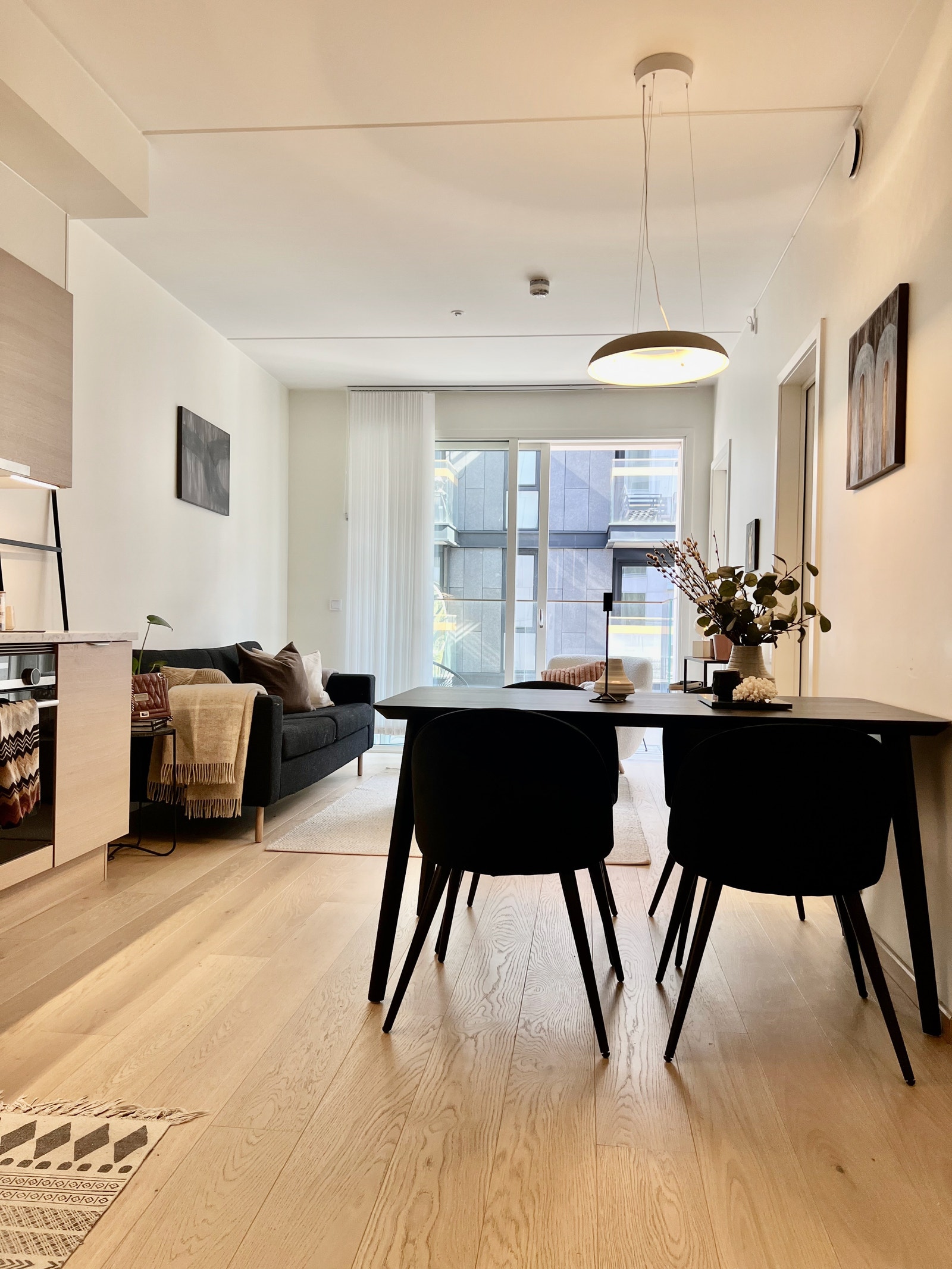 Stor og lys stue med plass til spisebord Galleribilde