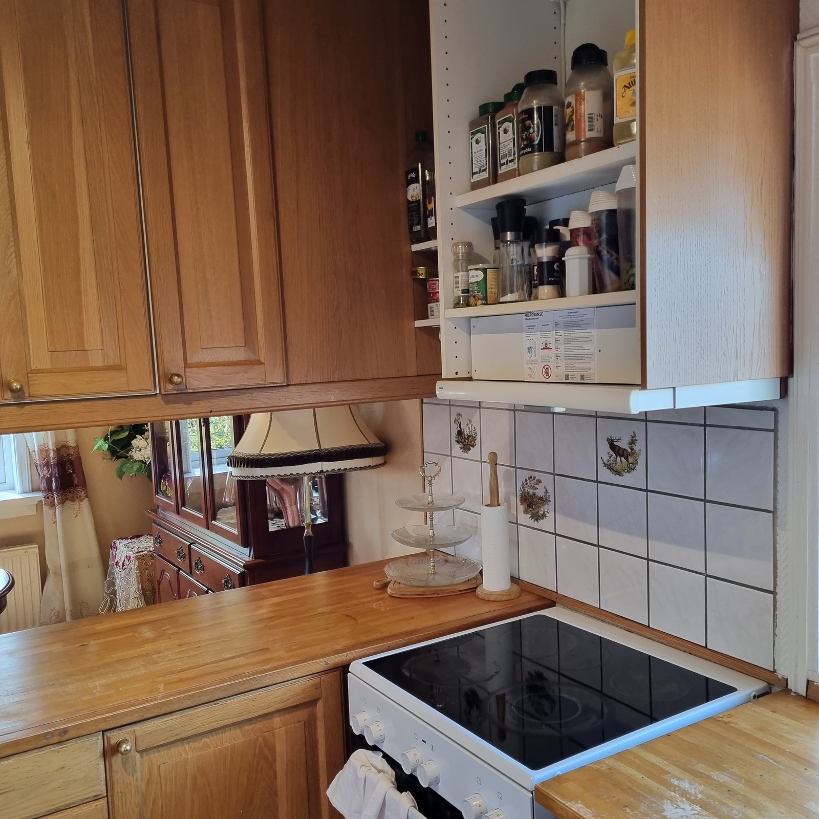 Kjøkken mot spisestue Galleribilde