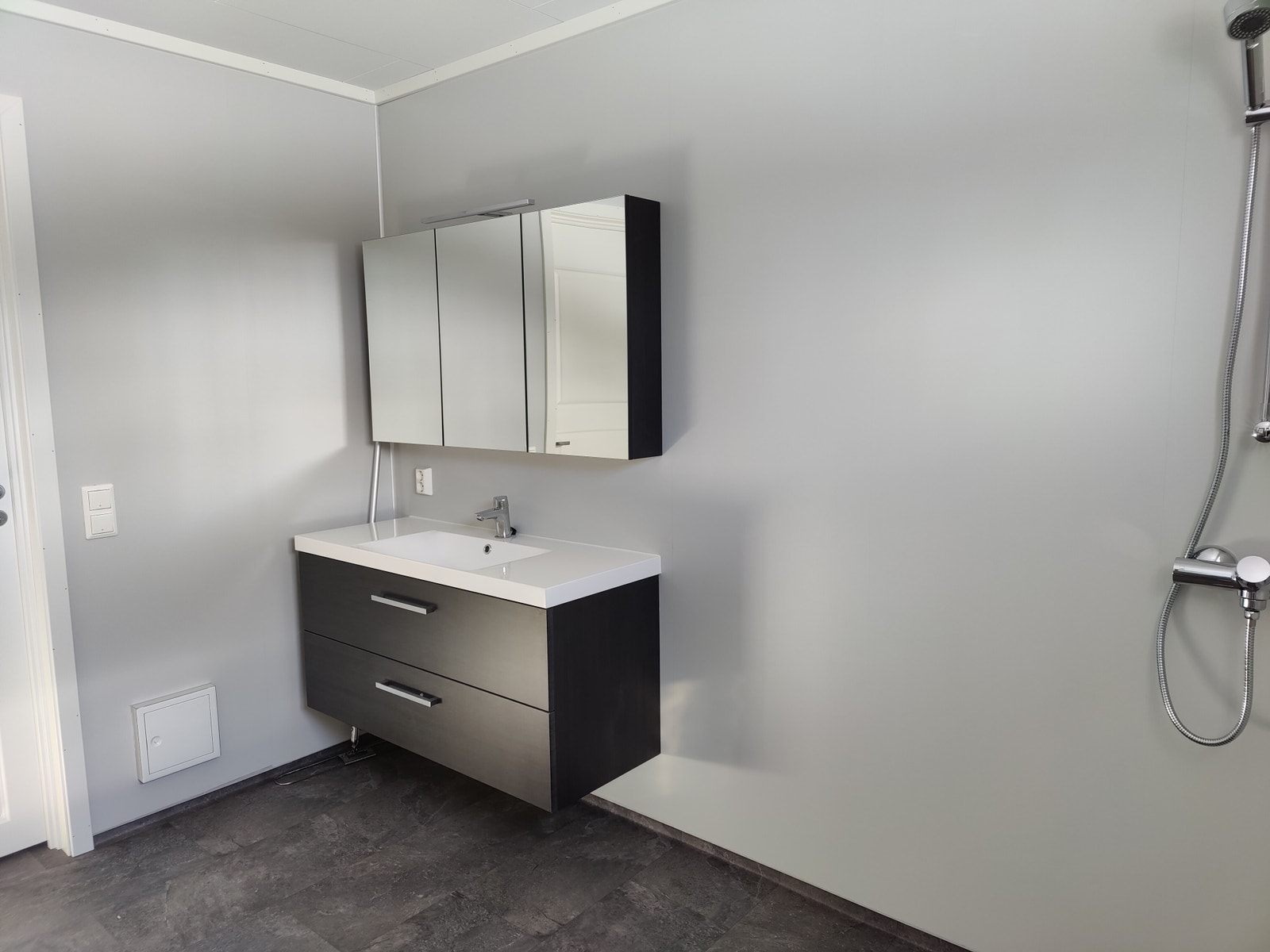 Bad med kombinert vaskerom/teknisk rom Bias visningsbolig Fjelljom 31. Galleribilde