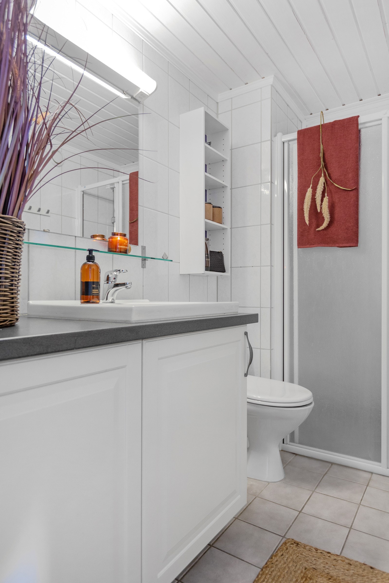 Det er dusjnisje med fronter i plast, og vegghengt dusjutstyr og behagelig gulvvarme Galleribilde