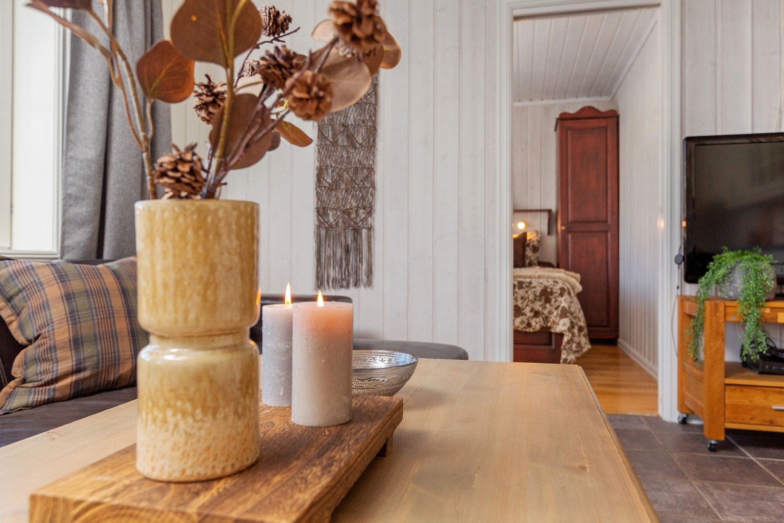 Stuas behandlede overflater og vindusflater gir rommet en behagelig atmosfære Galleribilde