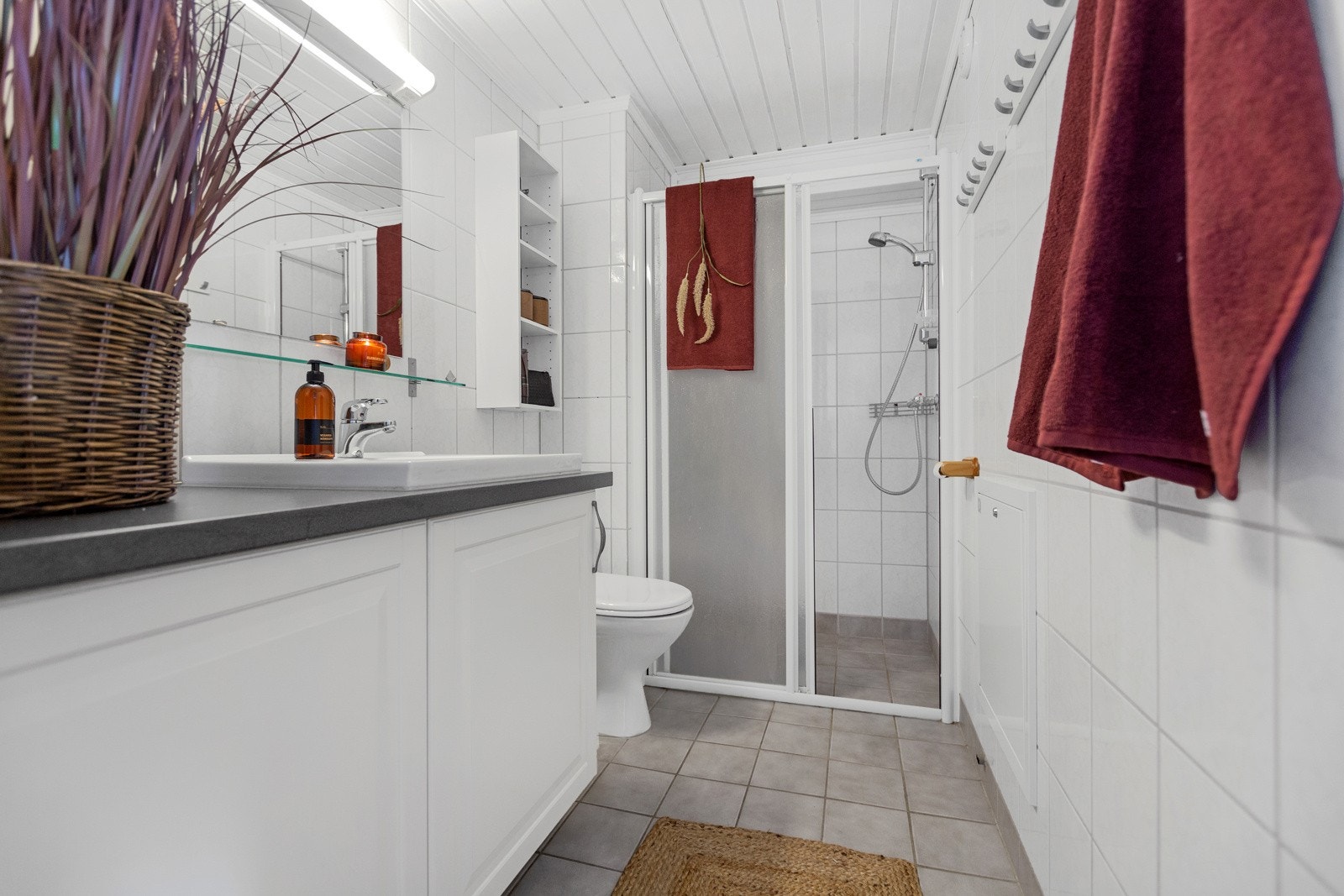 Badet ligger inn fra gangen og har servantskap med profilerte fronter og servant med ettgreps armatur Galleribilde