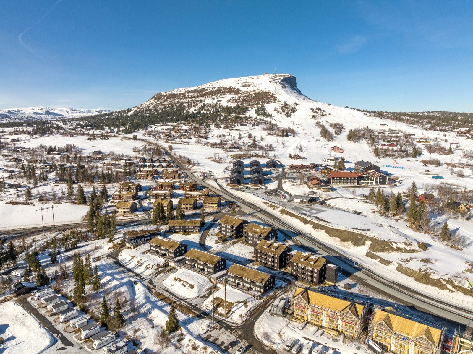 Leiligheten ligger sentralt på Skeikampen med kort avstand til bl.a. langrennsløyper, alpinanlegg, golfbane og Treffen Kafé Galleribilde