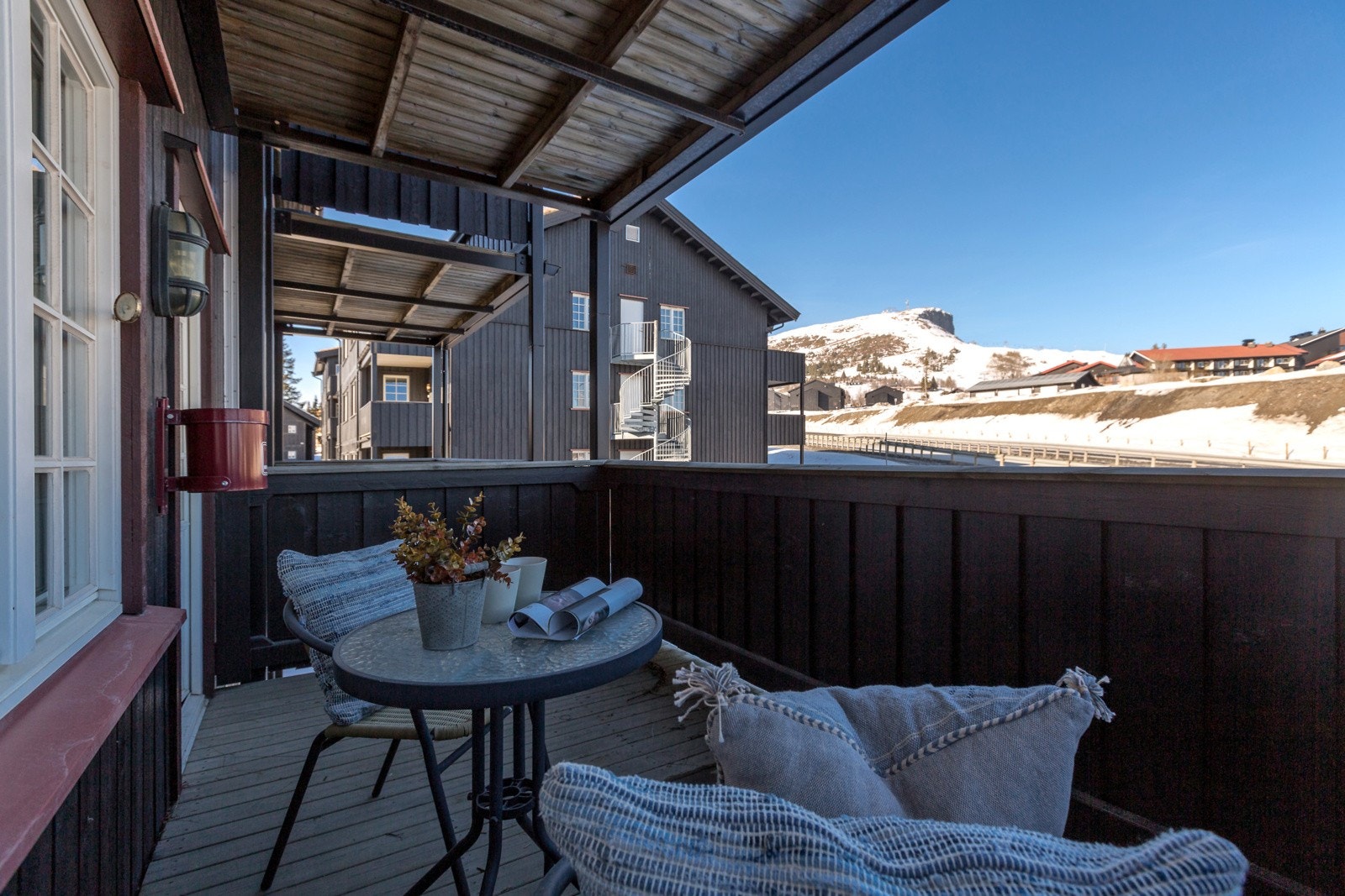 Romslig uteplass med flotte utsiktsforhold mot Skeikampen Galleribilde