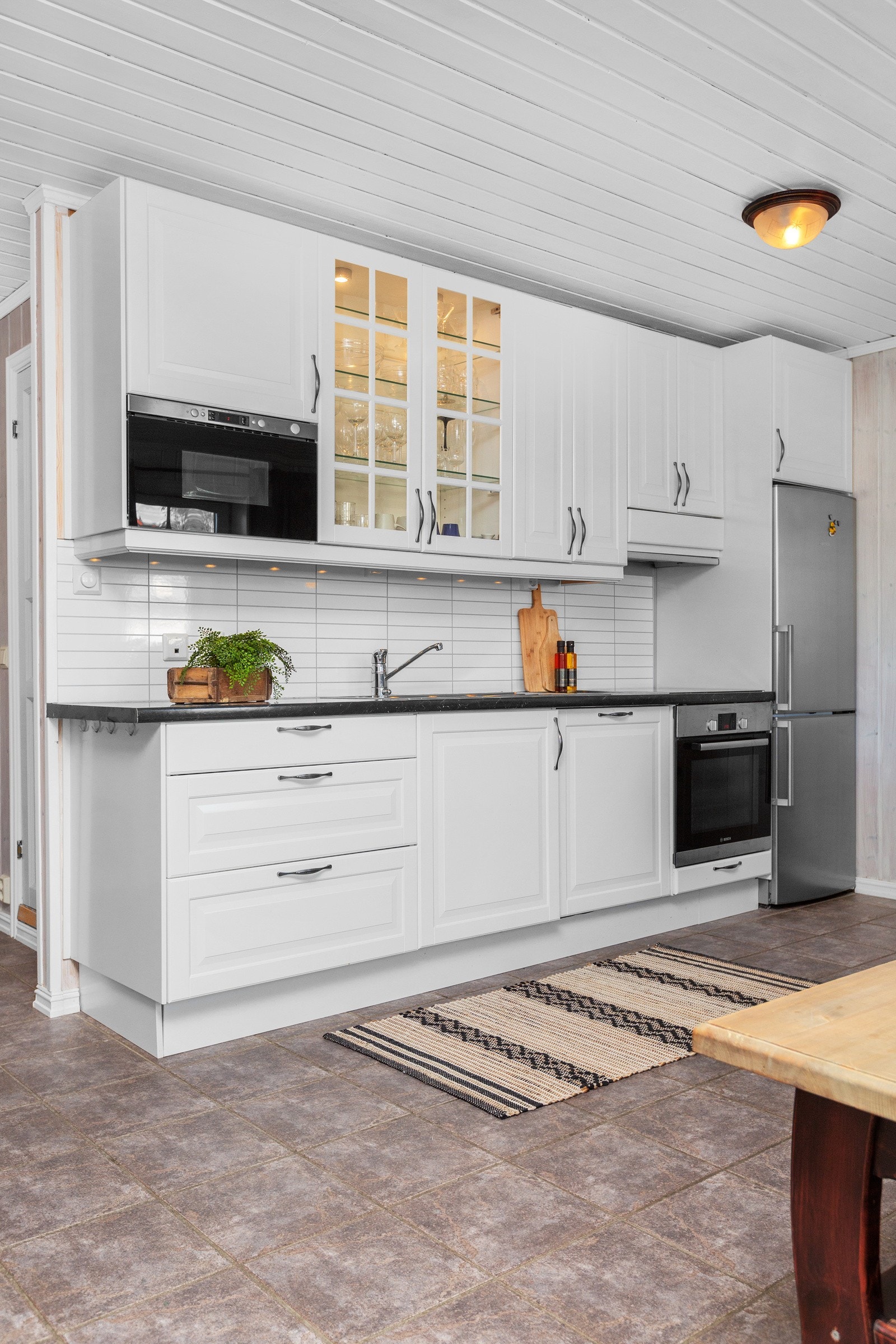 Kjøkkenet har innredning med over- og underskap som har profilerte fronter, og laminat skrog Galleribilde