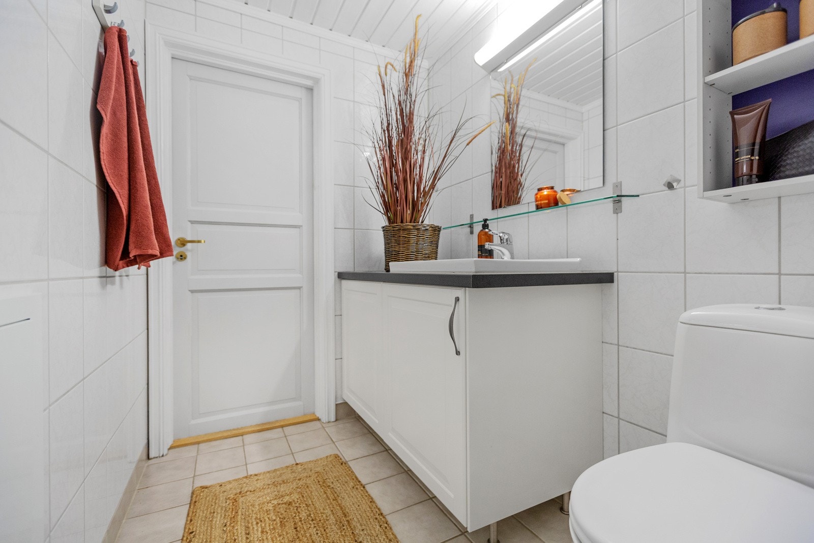 Over vasken er vegghengt speil med lysarmatur over som gir godt lys Galleribilde