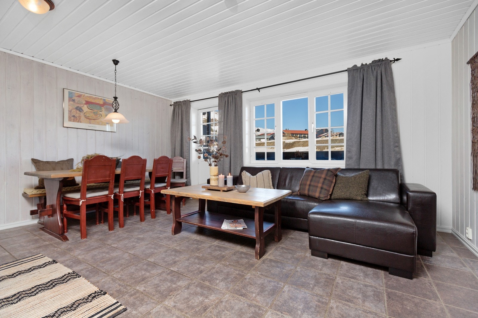 Leiligheten er lun og koselig med 2 soverom og 1 bad, gjennomført i lyse behandlede overflater Galleribilde