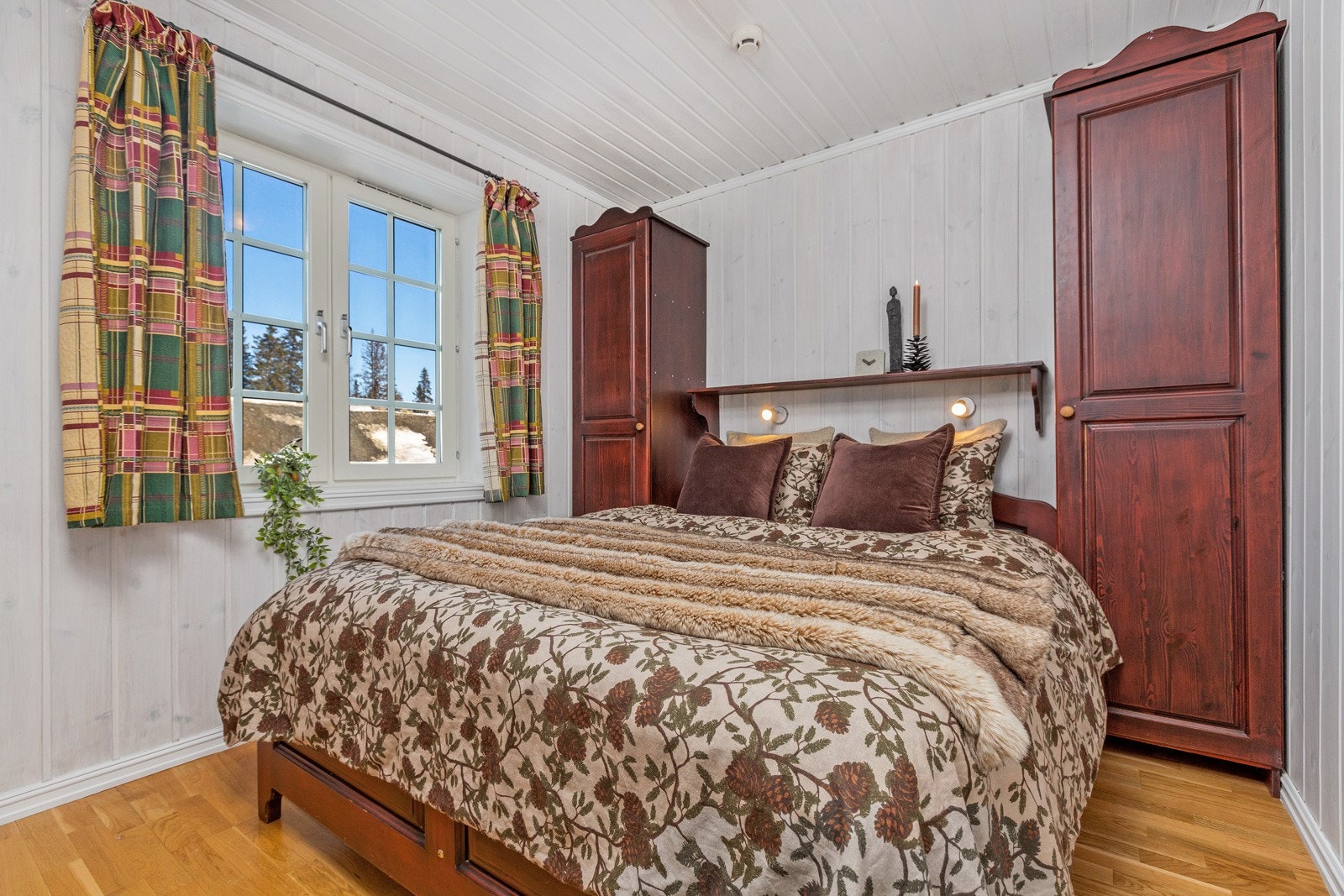 Soverom 1 - her er det god plass for dobbeltseng og skapløsninger Galleribilde