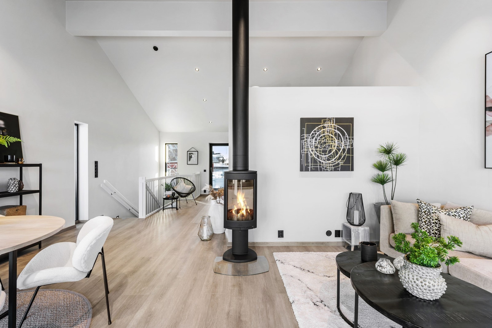 For kalde høst- og vinterdager kan man ta i bruk stemningsfull peisovn Galleribilde