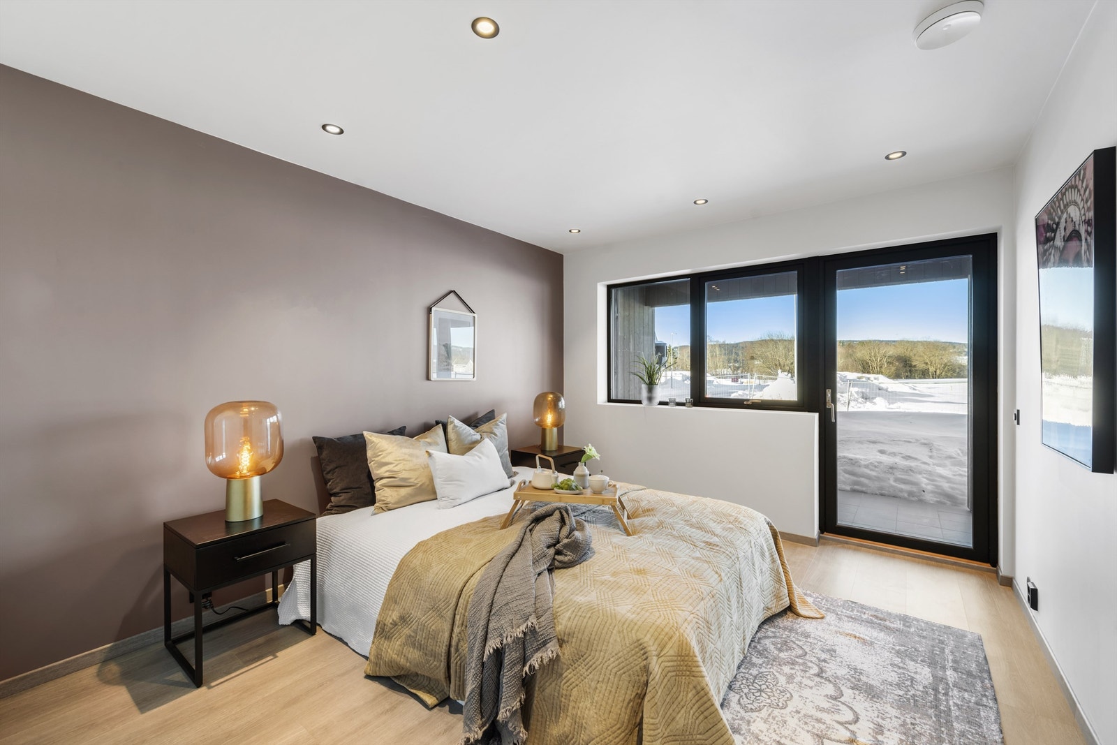 Boligen har tre lyse og pene soverom. Hovedsoverom med utgang til terrasse og hageareal Galleribilde