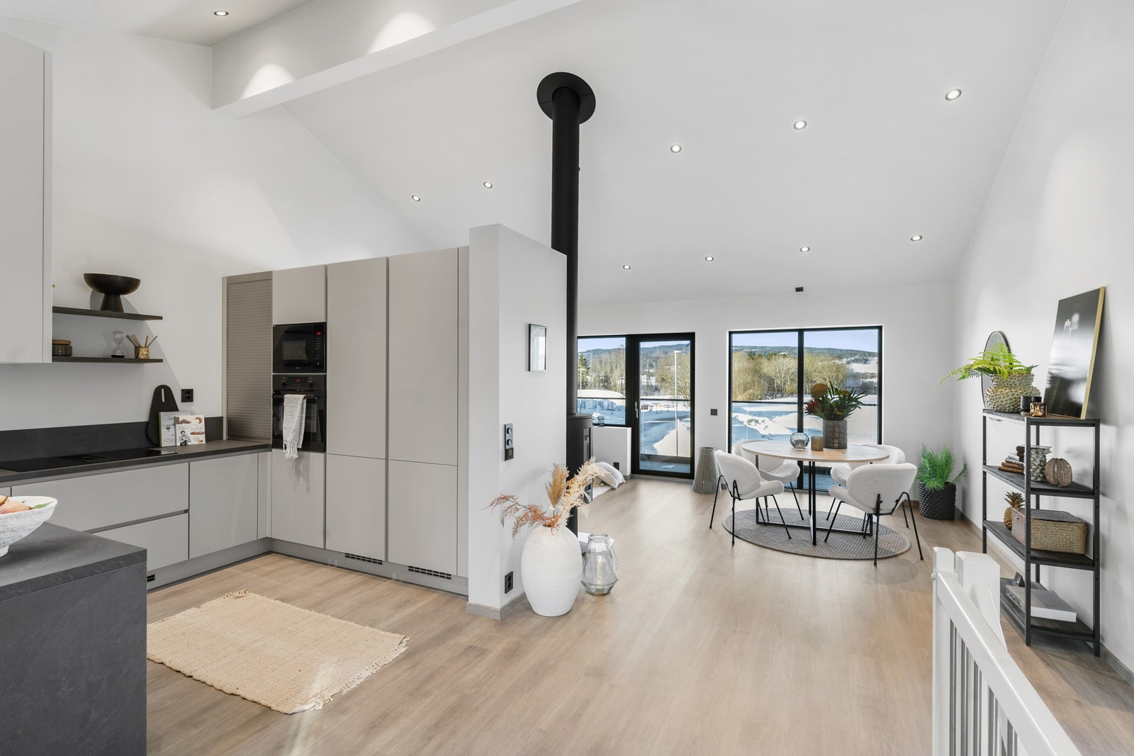 God takhøyde g store vindusflater som slipper inn rikelig med naturlig lys som gir en luftig romfølelse Galleribilde