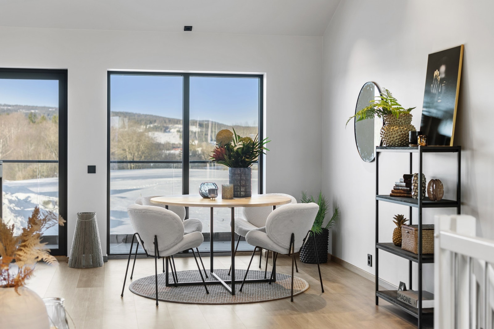 Vindusflatene strekker seg fra gulv til tak og slipper inn mye naturlig lys Galleribilde