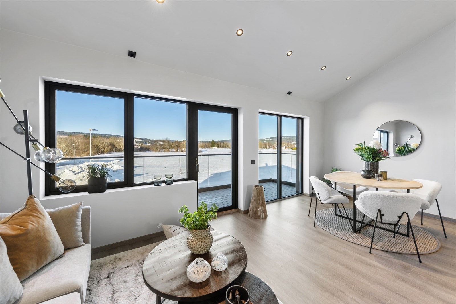 Utgang fra stuen til flott balkong som blir en naturlig forlengelse av boligen på sommertid Galleribilde